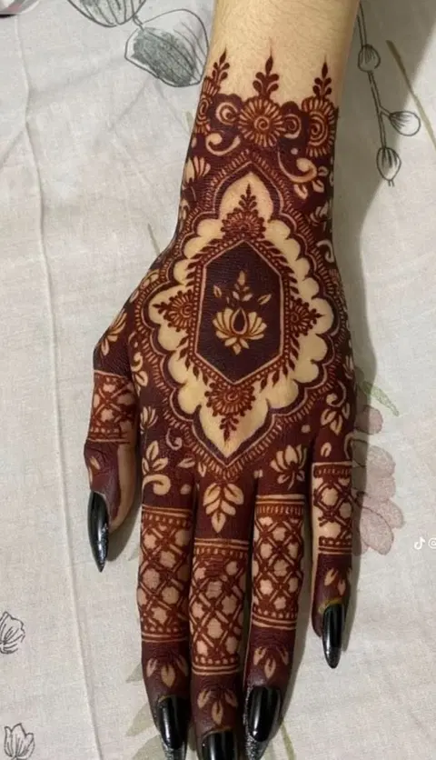 aesthetic bridal finger mehndi design