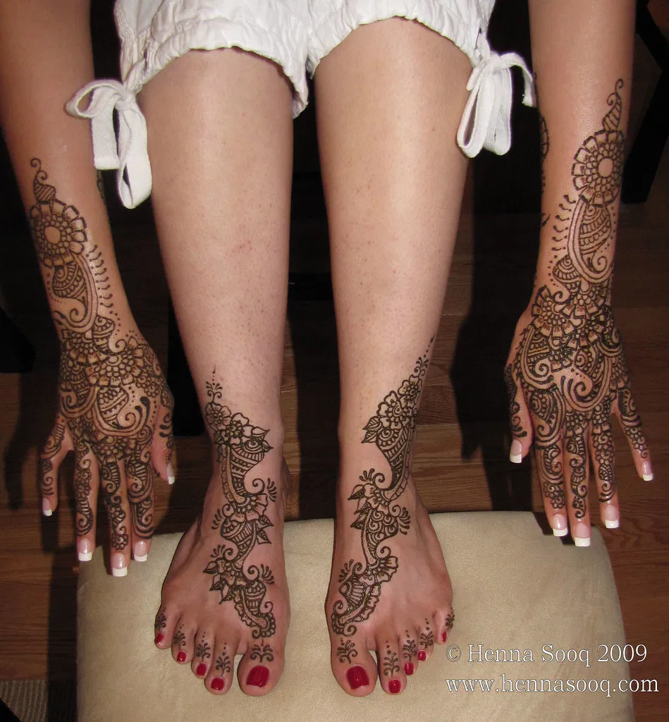 Bridal Indian Foot Mehndi Design with Figures, Jaal and Peacock (2)