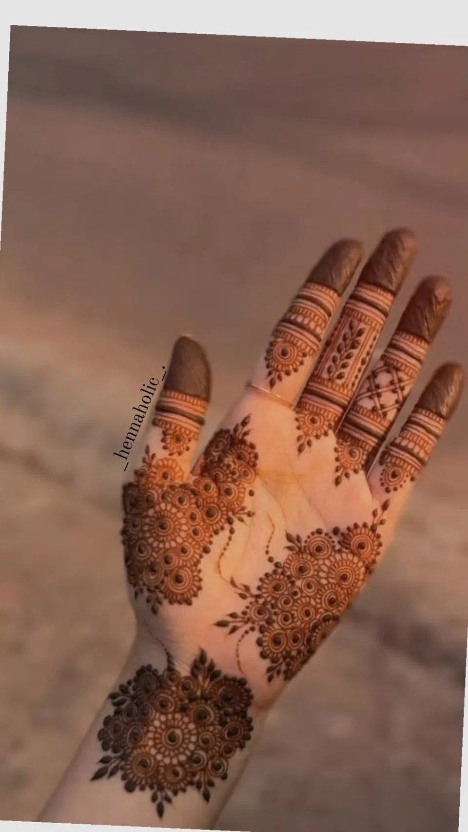 Aesthetic Pakistani Finger Mehndi Design with Gol Tikki for Eid