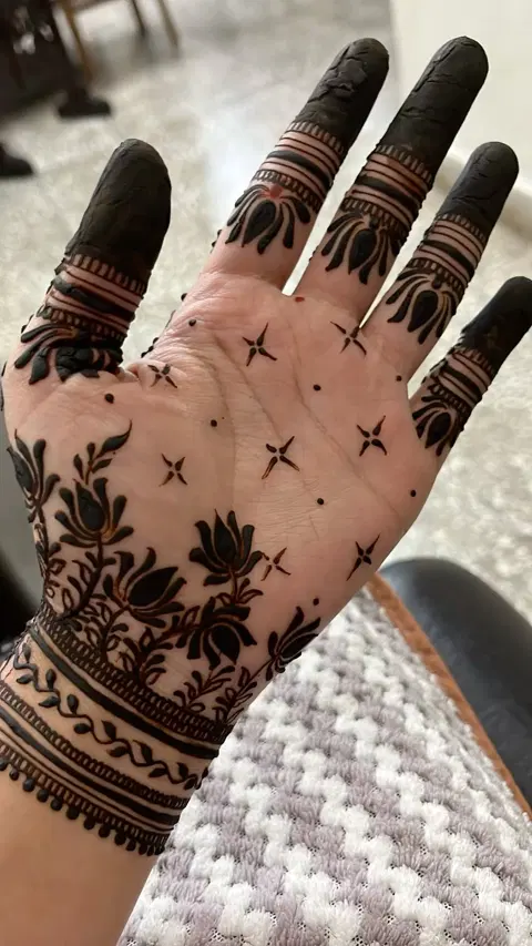 aesthetic stylish deity front hand mehndi design