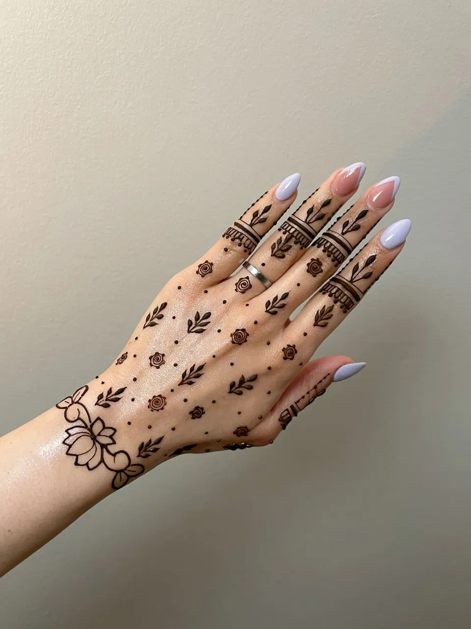 Aesthetic Arabic Back Hand Mehndi Design with Flowers for Eid (19)