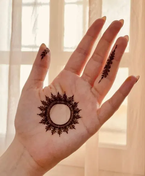aesthetic minimal circle finger mehndi design