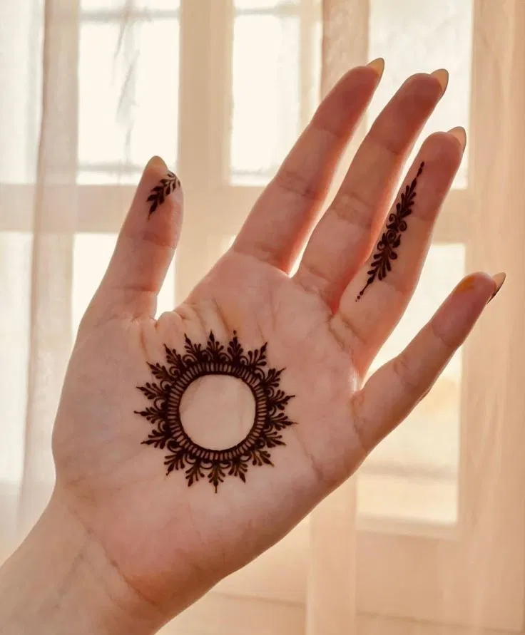 Aesthetic Minimal Finger Mehndi Design with Gol Tikki and Jaal for Engagement (10)