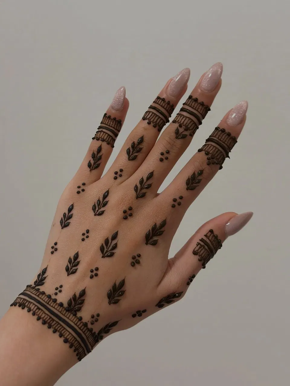 Minimal Simple Back Hand Mehndi Design (14)
