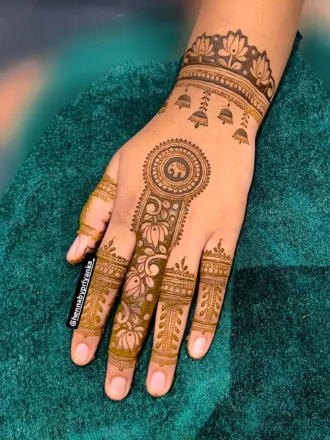 simple stylish circle front hand mehndi design