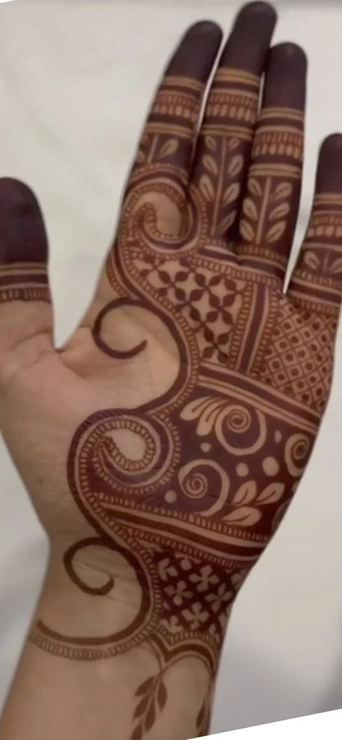 Aesthetic Minimal Front Hand Mehndi Design (2)