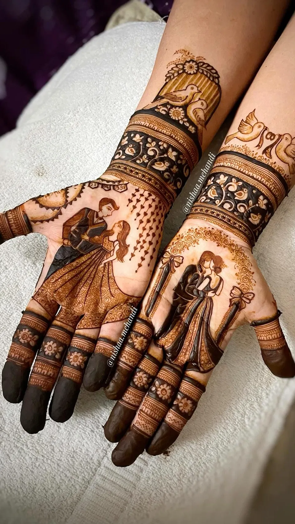 Bridal Stylish Back Hand Mehndi Design with Figures for Engagement (7)