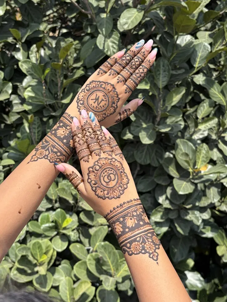 Simple Stylish Front Hand Mehndi Design with Gol Tikki for Engagement (2)