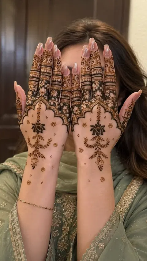 aesthetic arabic lotus front hand mehndi design