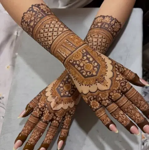 bridal stylish figure back hand mehndi design
