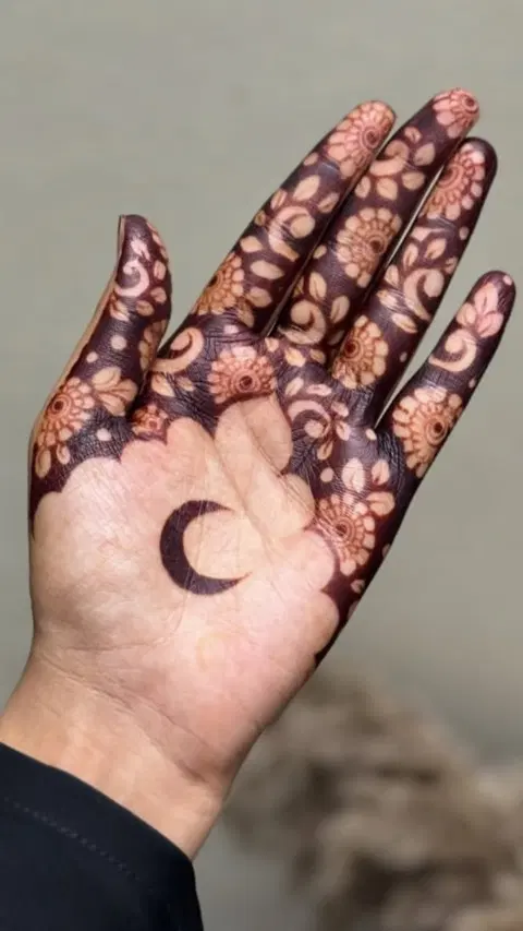 aesthetic arabic moon front hand mehndi design