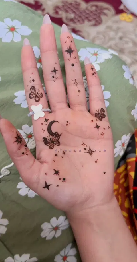 aesthetic minimal flower finger mehndi design
