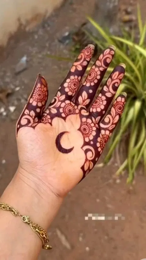 aesthetic arabic circle front hand mehndi design