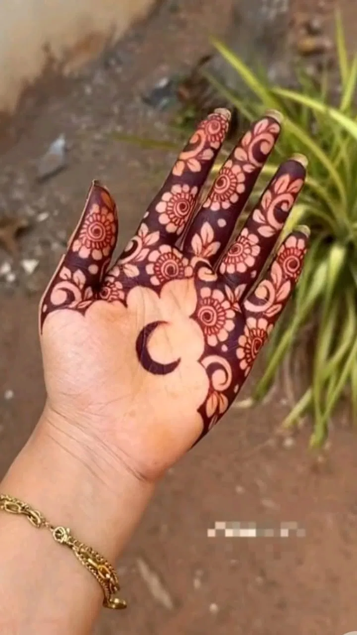 Aesthetic Arabic Front Hand Mehndi Design with Gol Tikki and Moon (3)