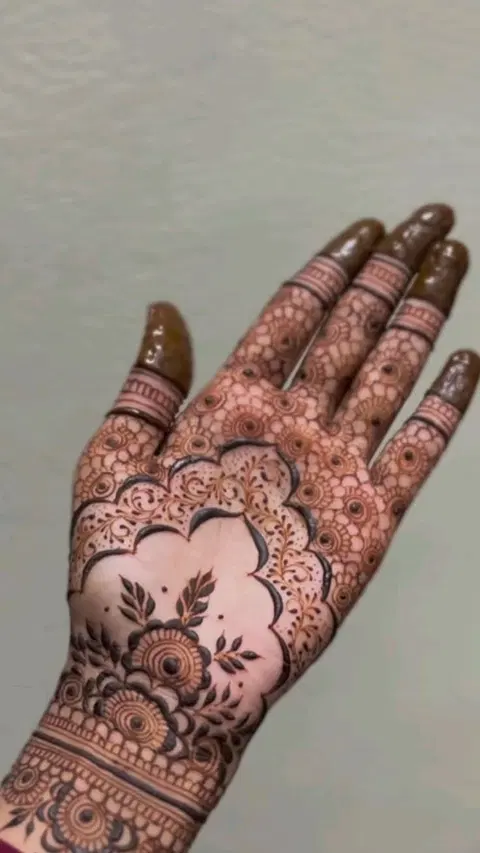 aesthetic arabic finger mehndi design