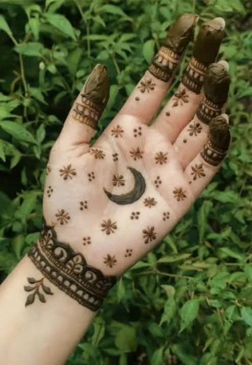 Aesthetic Simple Front Hand Mehndi Design with Moon for Eid (2)
