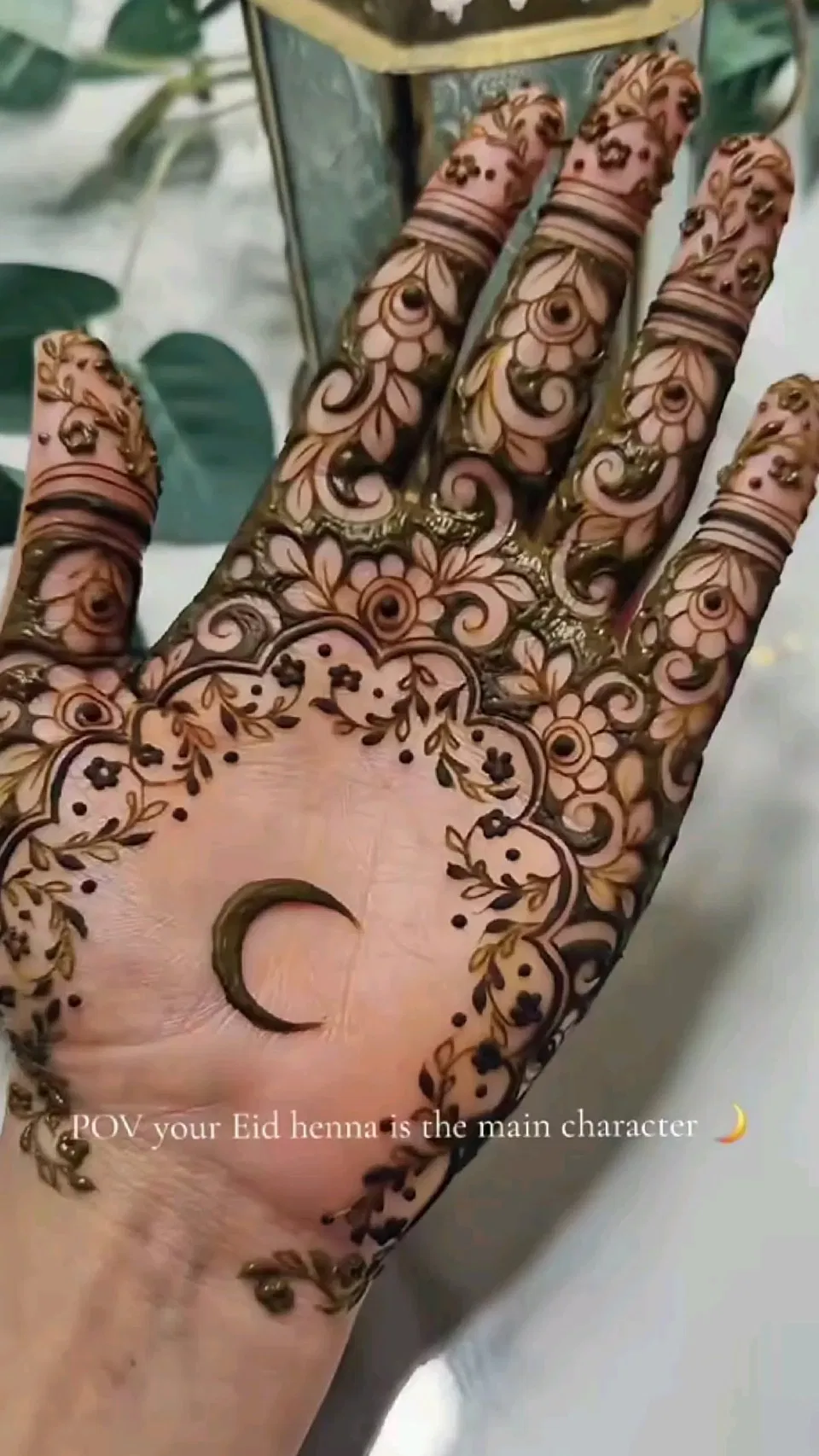 Aesthetic Bridal Front Hand Mehndi Design with Moon for Eid (2)