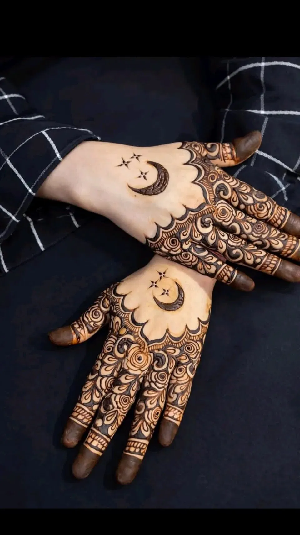 Finger Mehndi Design with Jaal and Moon