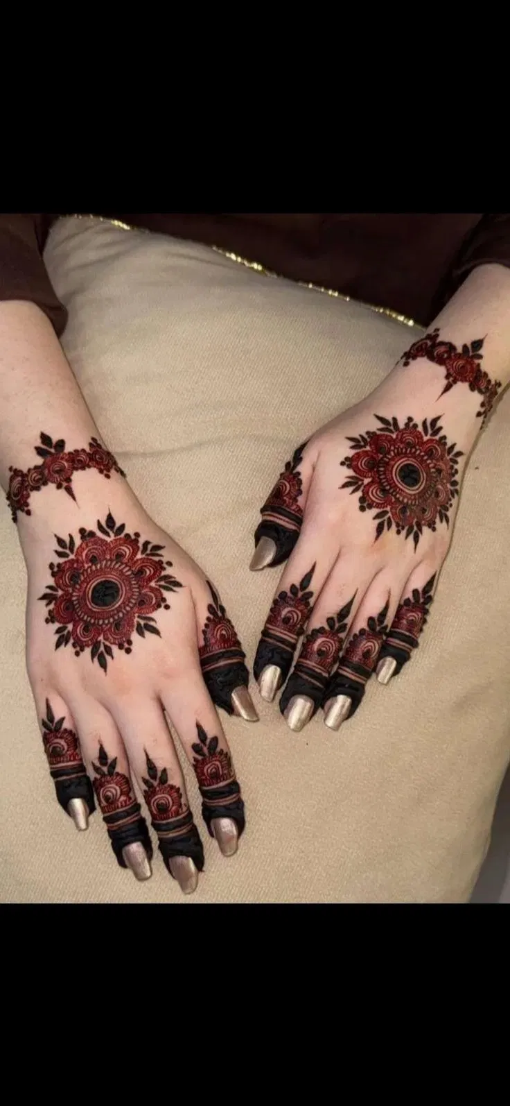 Aesthetic Simple Back Hand Mehndi Design with Bel and Gol Tikki for Eid