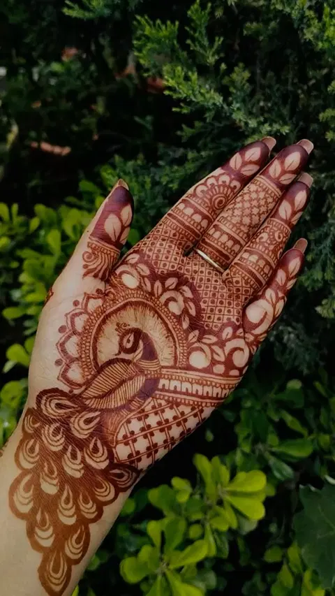 bridal stylish peacock front hand mehndi design