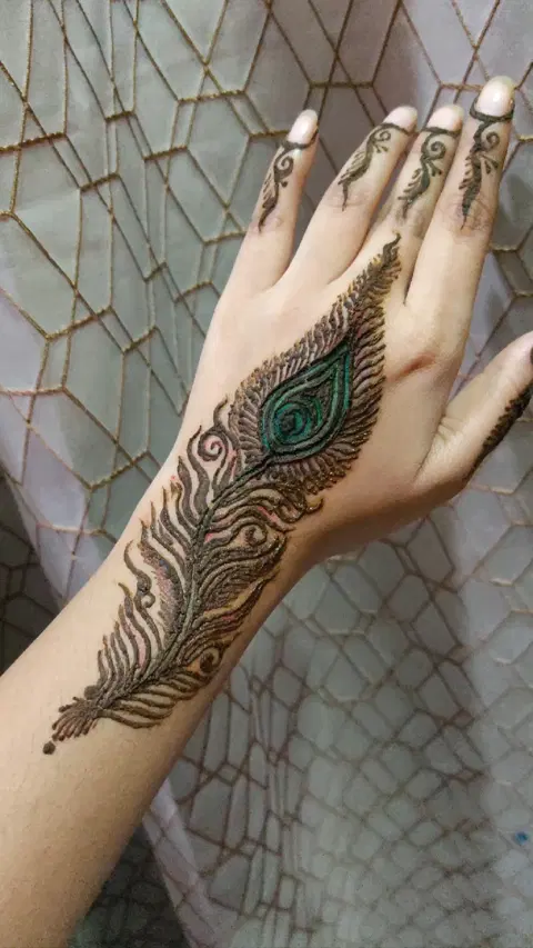 aesthetic arabic peacock back hand mehndi design