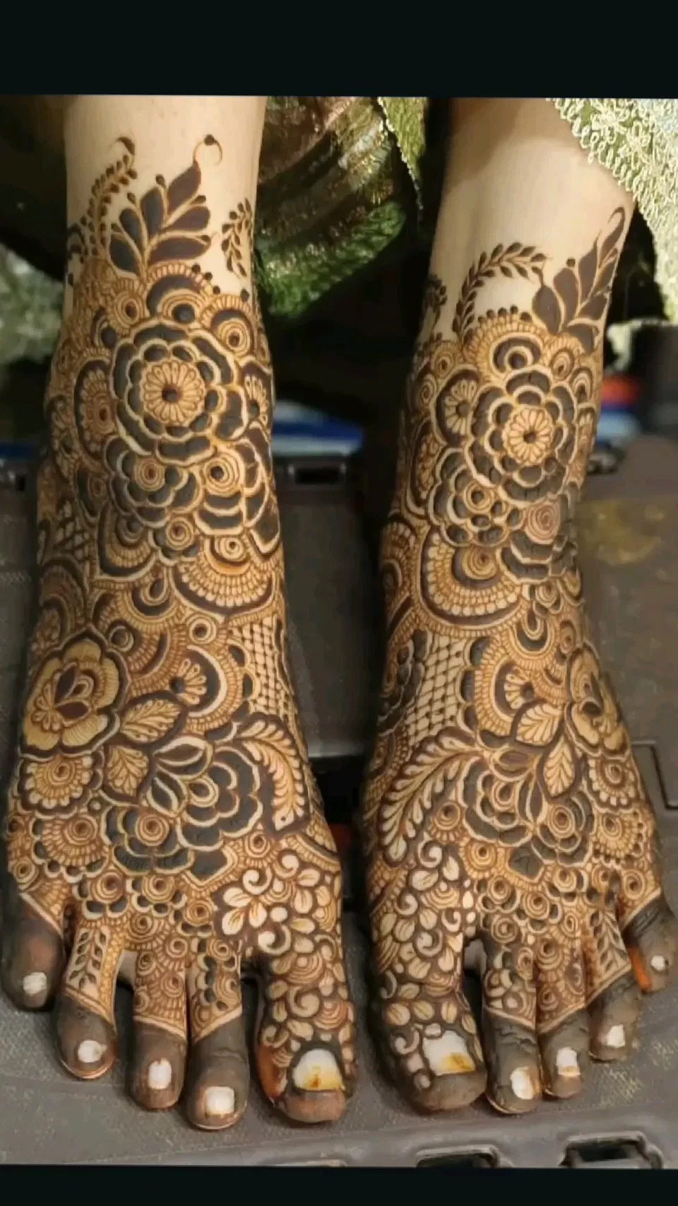 Bridal Foot Mehndi Design with Flowers (3)