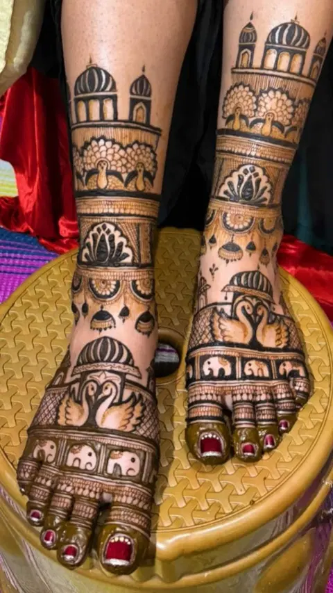 aesthetic bridal figure foot mehndi design