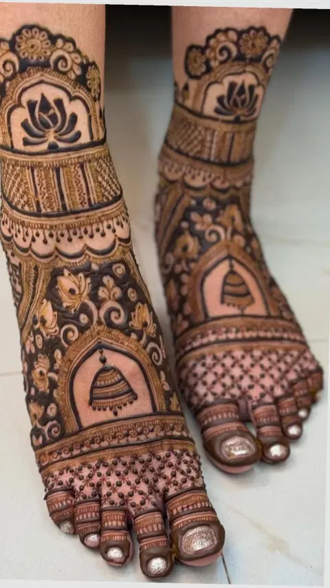 bridal royal figure foot mehndi design