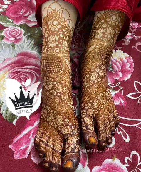bridal indian figure back hand mehndi design