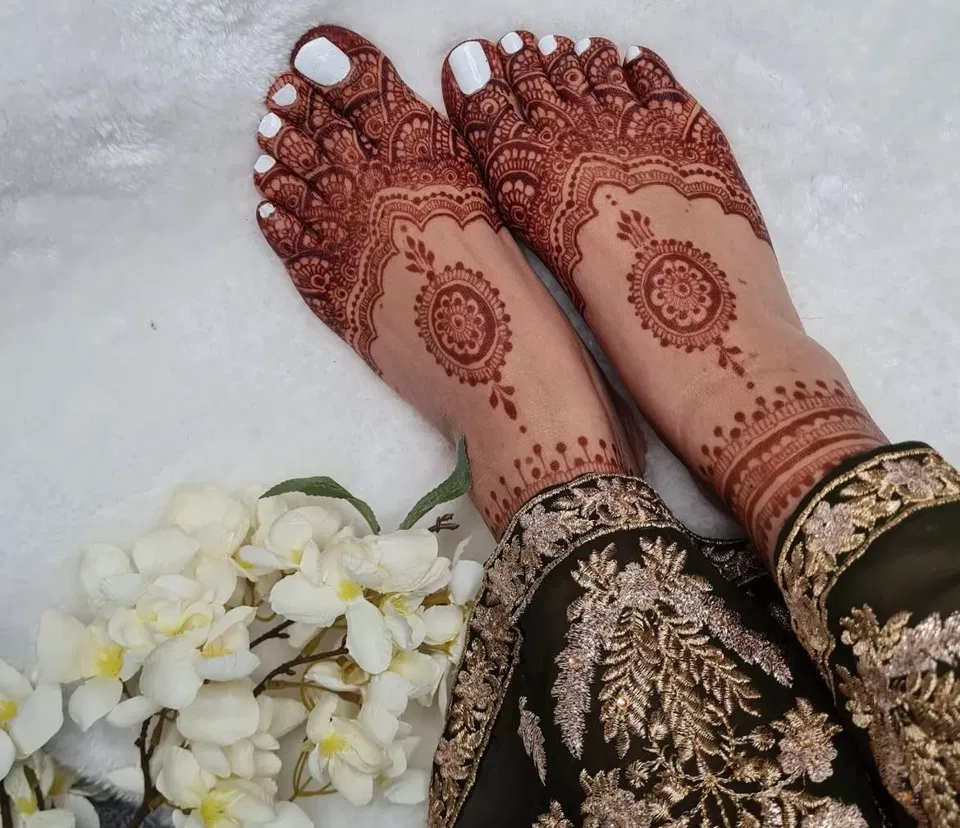 Bridal Pakistani Foot Mehndi Design with Gol Tikki, Figures and Flowers