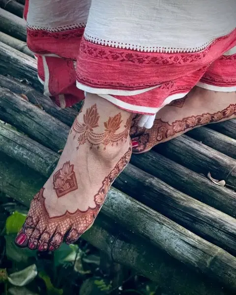 bridal stylish lotus foot mehndi design