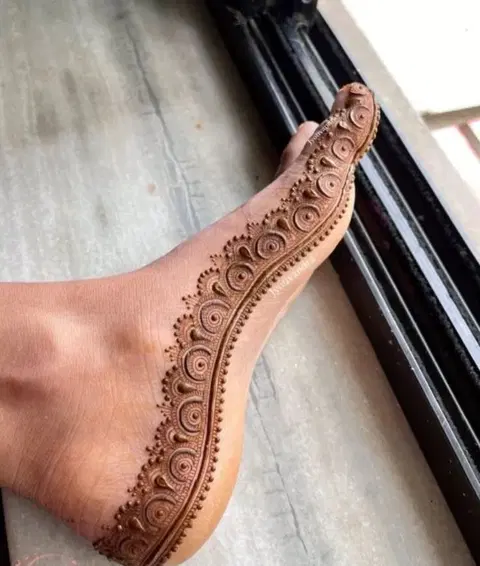 simple stylish deity foot mehndi design