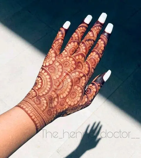 aesthetic arabic circle back hand mehndi design