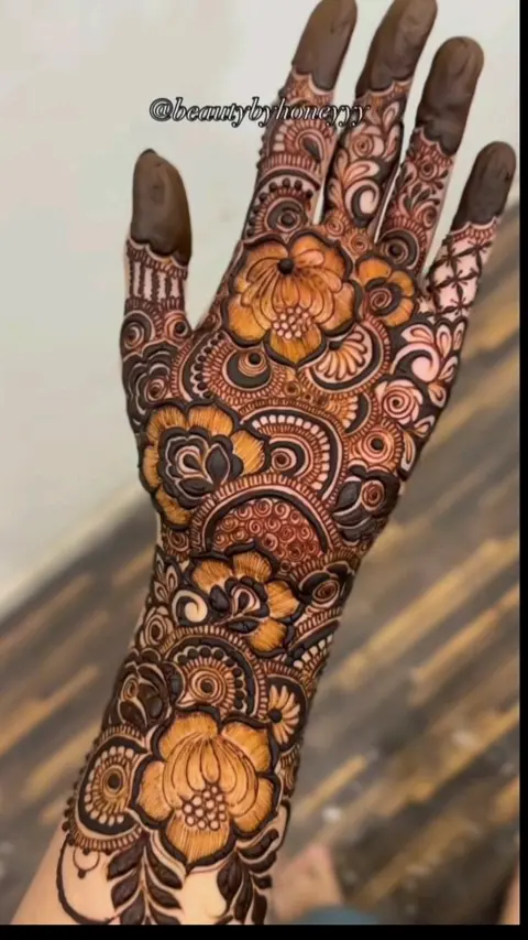 aesthetic arabic figure back hand mehndi design