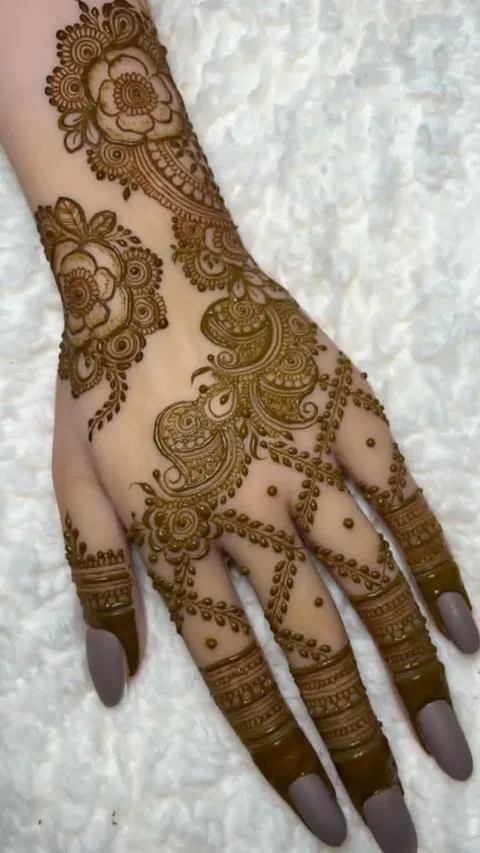 aesthetic arabic bel front hand mehndi design