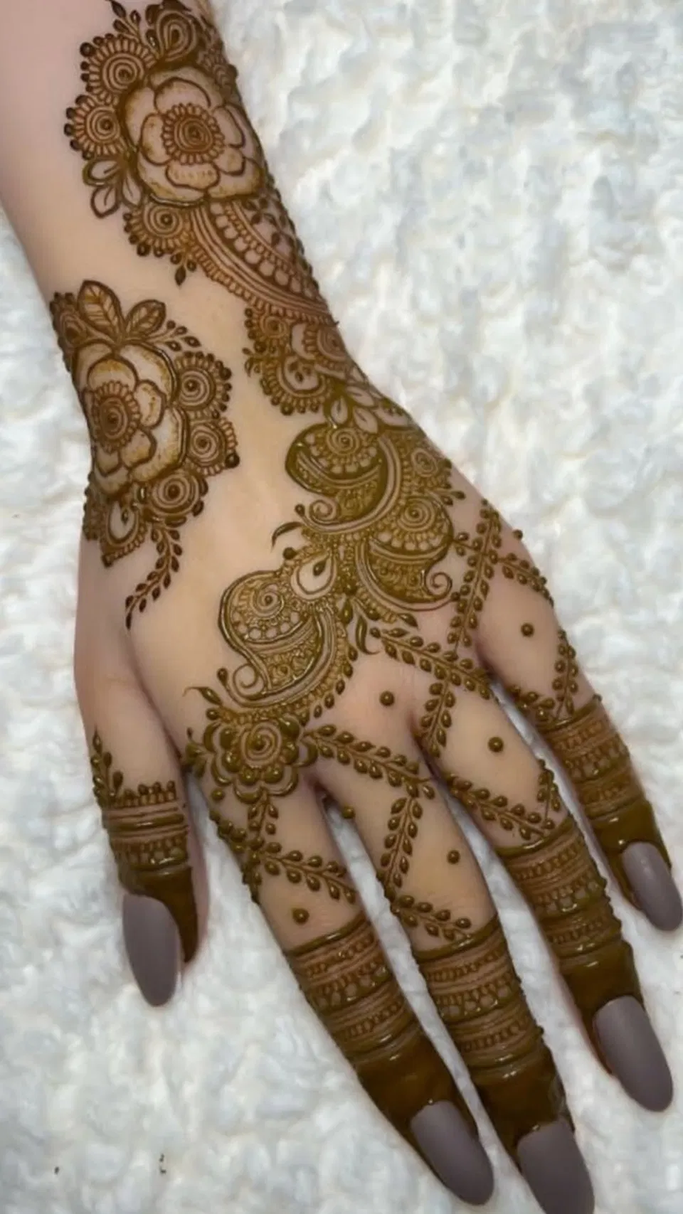 Aesthetic Arabic Front Hand Mehndi Design with Bel for Eid (3)