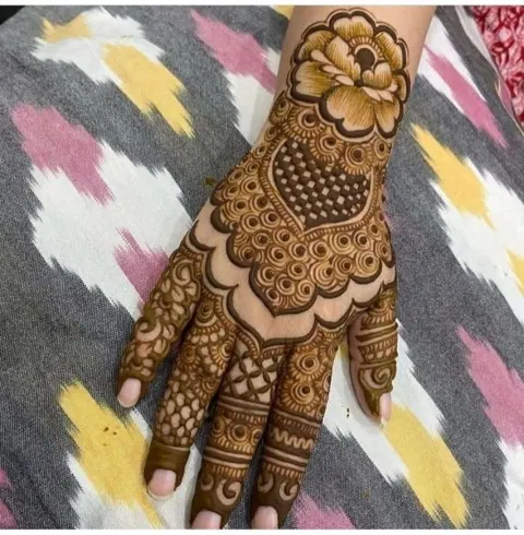 aesthetic dubai flower finger mehndi design