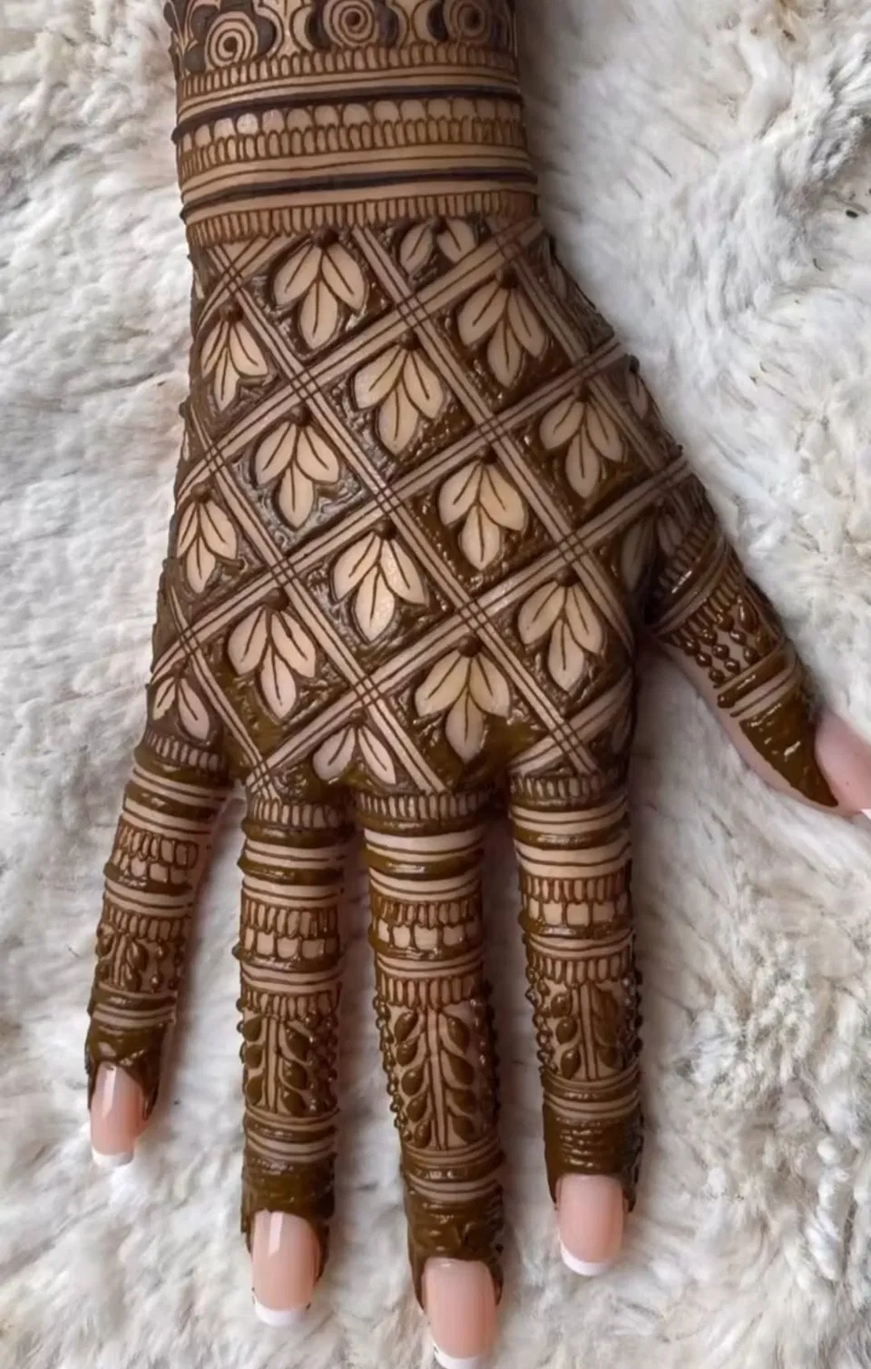 Aesthetic Arabic Back Hand Mehndi Design (51)