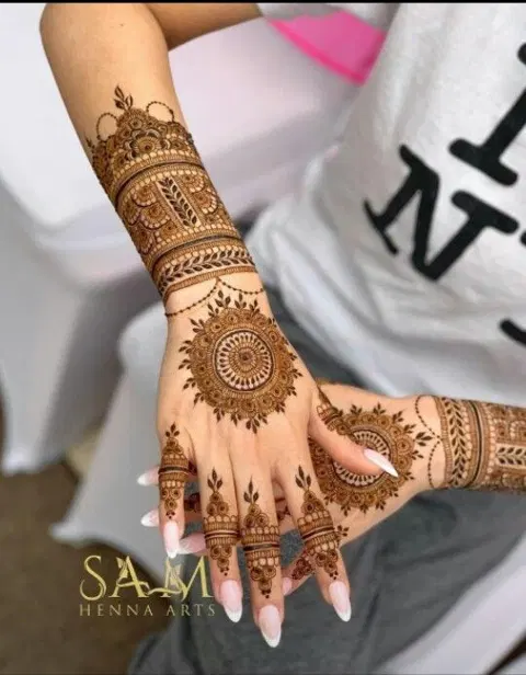 aesthetic bridal circle back hand mehndi design