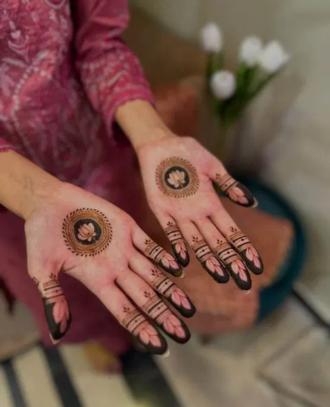 aesthetic minimal circle finger mehndi design