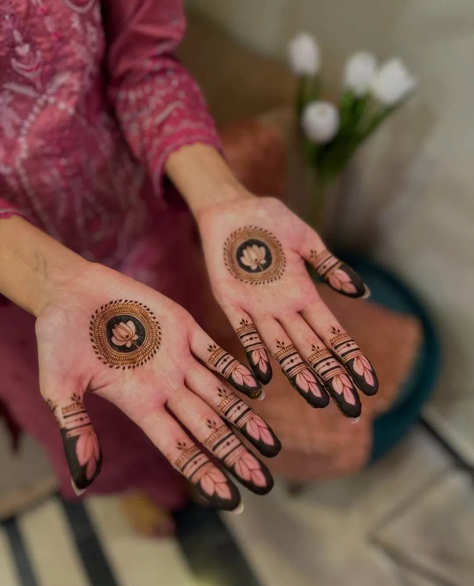 Aesthetic Minimal Finger Mehndi Design with Gol Tikki, Jaal and Lotus