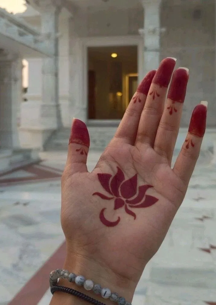 Simple Front Hand Mehndi Design with Flowers, Jaal and Lotus (4)