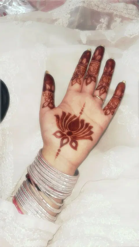 aesthetic simple circle back hand mehndi design
