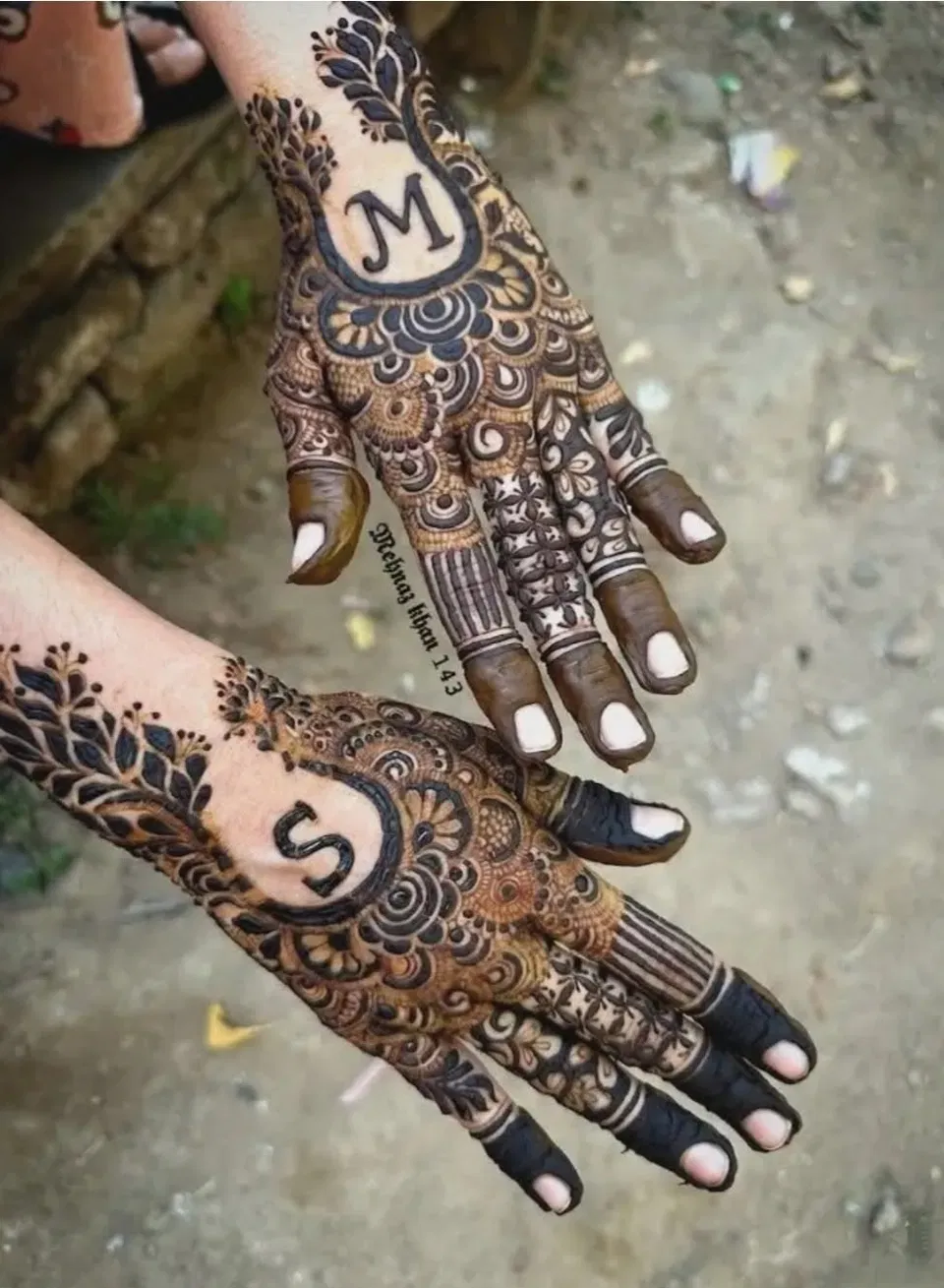 Easy Arabic Stylish Finger Mehndi Design with Figures and Flowers
