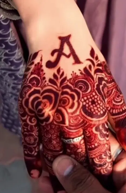 stylish figure mehndi design