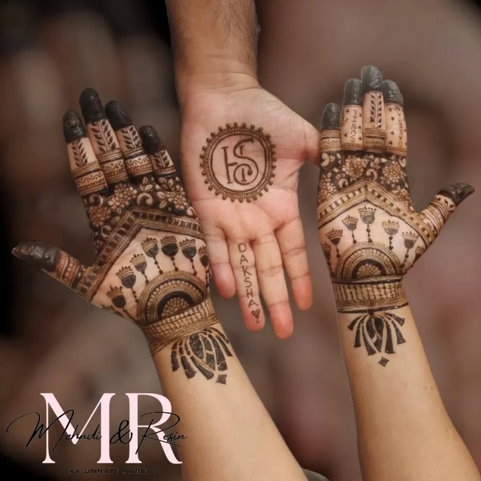 Bridal Stylish Finger Mehndi Design with Gol Tikki, Figures and Jaal