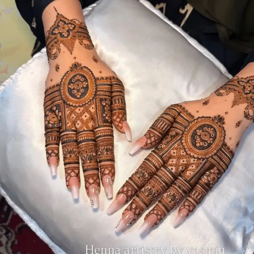 Aesthetic Bridal Back Hand Mehndi Design with Gol Tikki and Figures (4)
