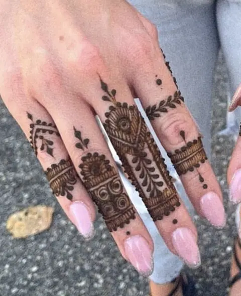 aesthetic royal jaal finger mehndi design