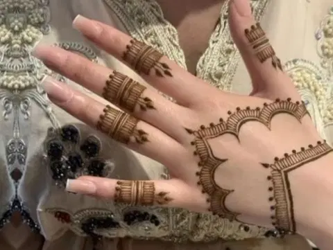 aesthetic royal heart back hand mehndi design