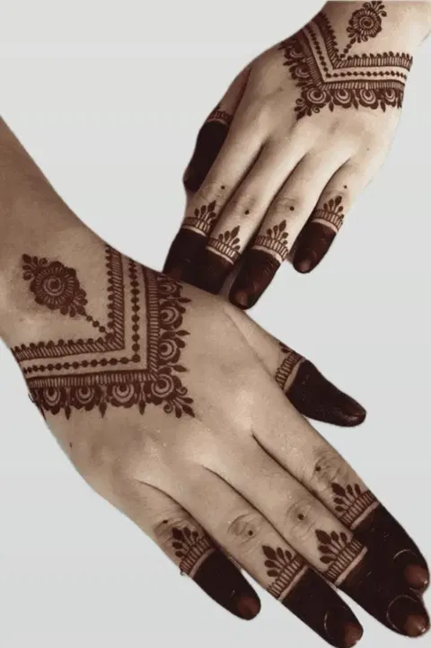 royal simple jaal finger mehndi design